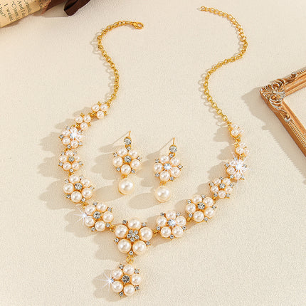 3 PCs Vintage Luxury Short Artificial Pearl Rhinestone Alloy Clavicle Chain Necklace And Earrings Set Jewelry